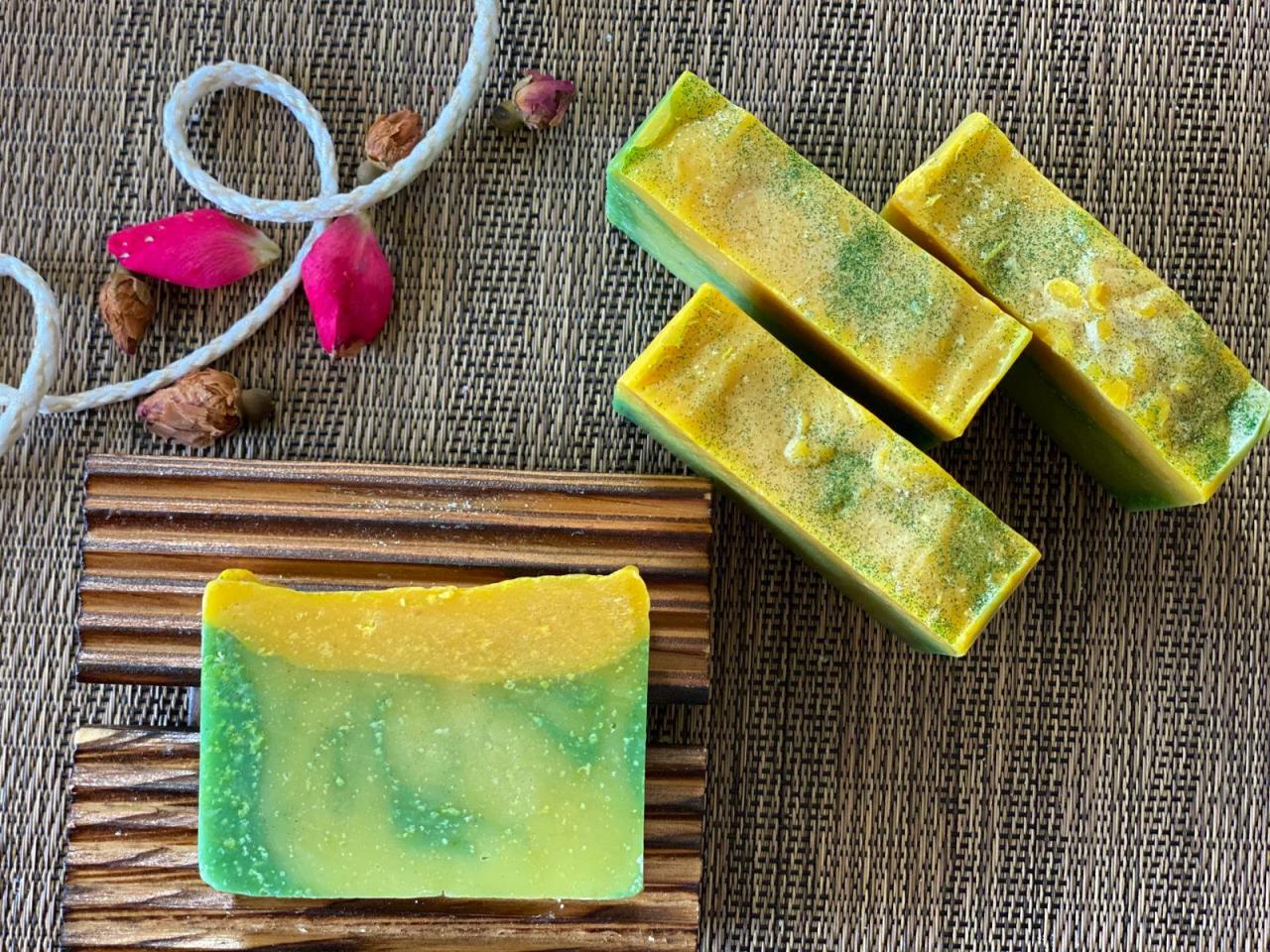 Natural Handmade Soap Avocado Honey Soap Bar With Fragrance , Artisan Soap